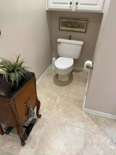 Bath - 203 N Navasota Dr, Plainview, TX 79072 photo 4 of 5