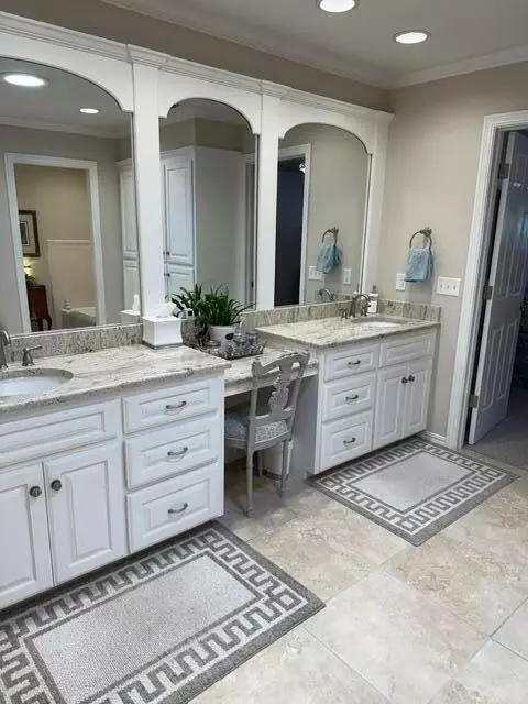 Bath - 203 N Navasota Dr, Plainview, TX 79072 photo 2 of 5