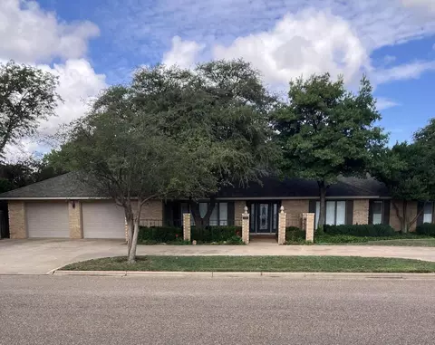 203 N Navasota Dr, Plainview, TX 79072