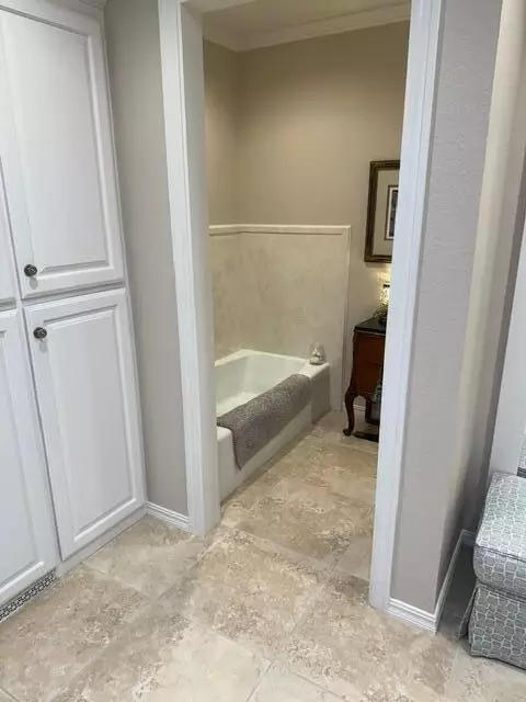 Bath - 203 N Navasota Dr, Plainview, TX 79072 photo 3 of 5