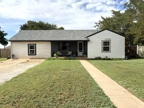 2320 N 4th St, Tahoka, TX 79373