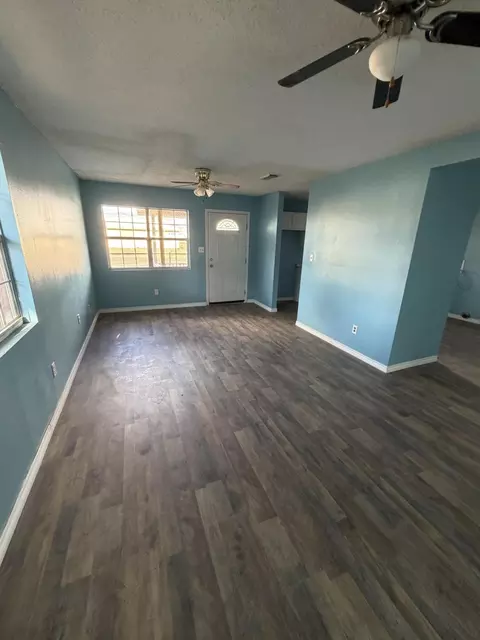 Living - 911 N Date St, Plainview, TX 79072 photo 2 of 2