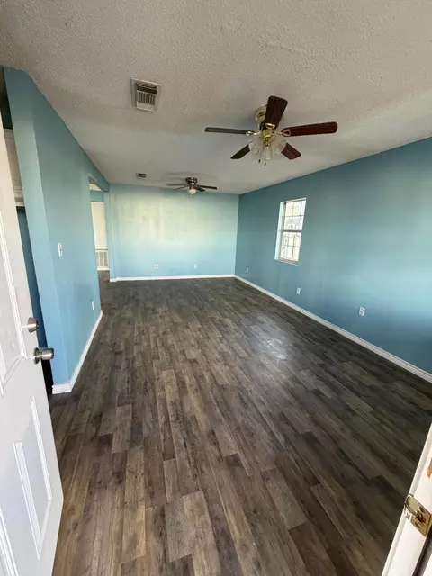 Living - 911 N Date St, Plainview, TX 79072 photo 1 of 2