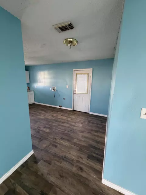 Entry Way - 911 N Date St, Plainview, TX 79072 photo 1 of 2