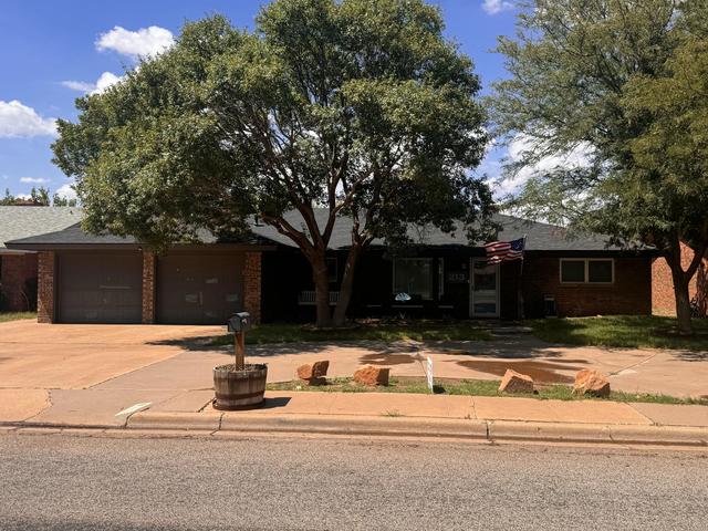 213 Cottonwood Ln, Levelland, TX 79336