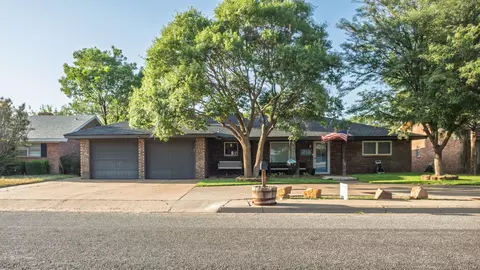 213 Cottonwood Ln, Levelland, TX 79336