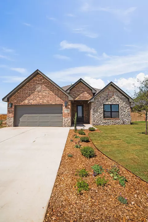 1204 N 6th St, Wolfforth, TX 79382