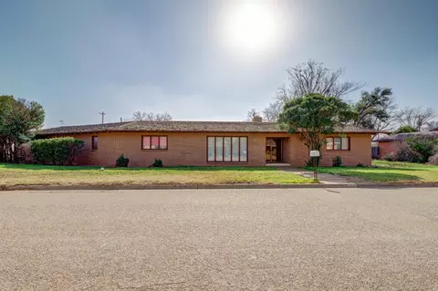 1701 N 7th St, Tahoka, TX 79373
