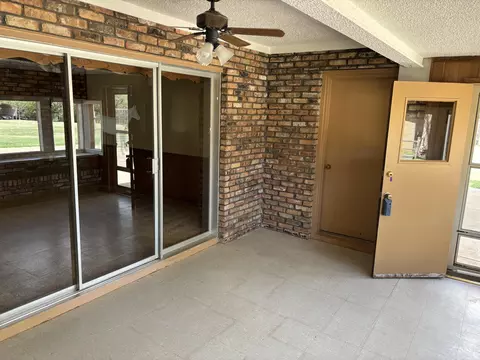 Exterior - 7204 W Us Highway 70 Rd, Plainview, TX 79072 photo 5 of 11