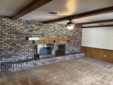 Living - 7204 W Us Highway 70 Rd, Plainview, TX 79072 photo 2 of 4
