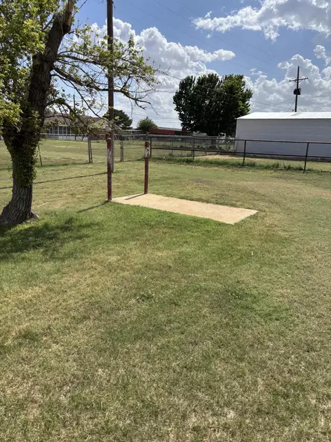 Exterior - 7204 W Us Highway 70 Rd, Plainview, TX 79072 photo 9 of 11
