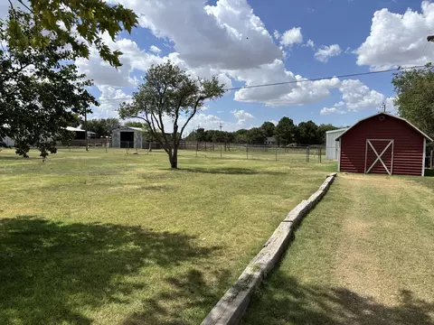Exterior - 7204 W Us Highway 70 Rd, Plainview, TX 79072 photo 7 of 11