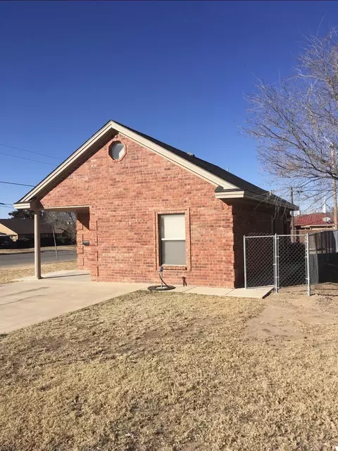 Exterior - 101 SE 6th St, Plainview, TX 79072 photo 5 of 7