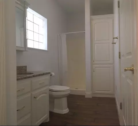 Bath - 101 SE 6th St, Plainview, TX 79072 photo 1 of 1