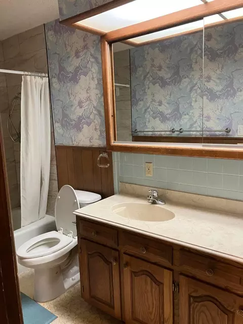 Bath - 2507 Holliday St, Plainview, TX 79072 photo 3 of 4