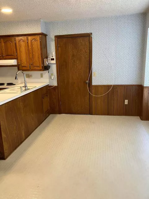 Kitchen - 2507 Holliday St, Plainview, TX 79072 photo 10 of 11