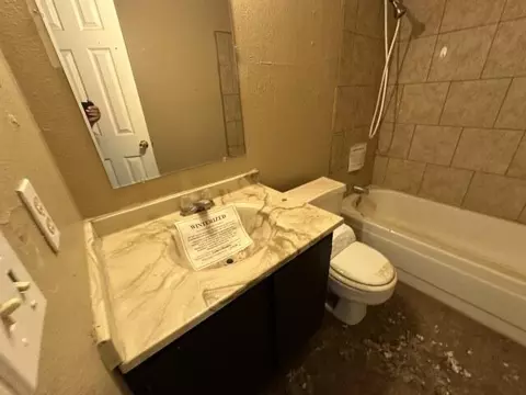 Bath - 100 Pecos Pl, Plainview, TX 79072 photo 2 of 3