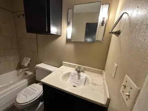 Bath - 100 Pecos Pl, Plainview, TX 79072 photo 3 of 3
