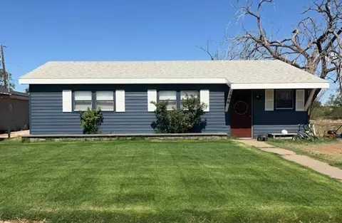 1612 Avenue G, Plains, TX 79355
