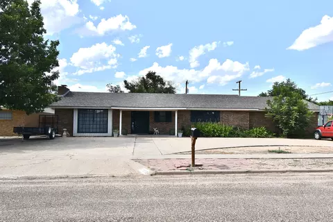 1209 8th St, Shallowater, TX 79363