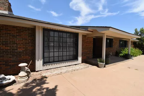 1209 8th St, Shallowater, TX 79363