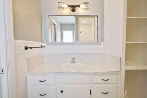 Bath - 812 Holliday St, Plainview, TX 79072 photo 3 of 3