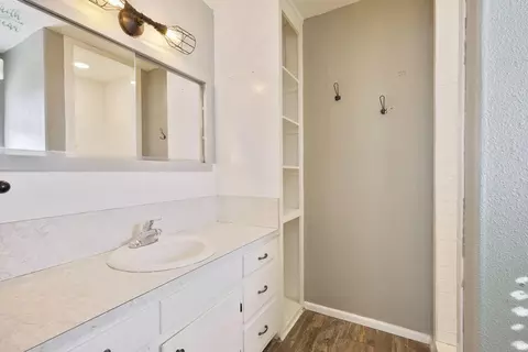 Bath - 812 Holliday St, Plainview, TX 79072 photo 2 of 3