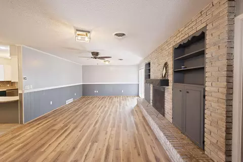 Living - 812 Holliday St, Plainview, TX 79072 photo 2 of 3