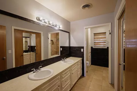 Bath - 812 Holliday St, Plainview, TX 79072 photo 1 of 3