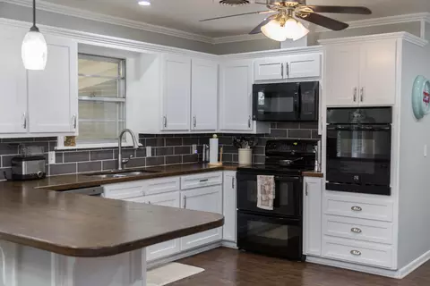 Kitchen - 904 Itasca St, Plainview, TX 79072 photo 2 of 5