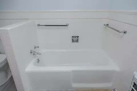 Bath - 904 Itasca St, Plainview, TX 79072 photo 2 of 9