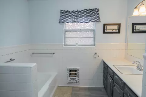 Bath - 904 Itasca St, Plainview, TX 79072 photo 1 of 9