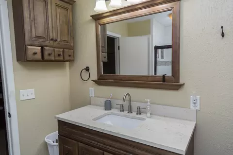 Bath - 904 Itasca St, Plainview, TX 79072 photo 7 of 9