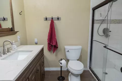 Bath - 904 Itasca St, Plainview, TX 79072 photo 4 of 9