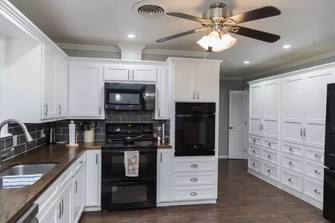 Kitchen - 904 Itasca St, Plainview, TX 79072 photo 3 of 5