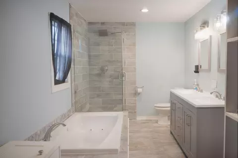 Bath - 201 Thomas Blvd, Plainview, TX 79072 photo 3 of 3