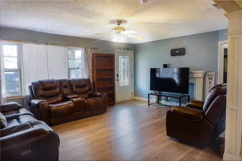 Living - 201 Thomas Blvd, Plainview, TX 79072 photo 1 of 1