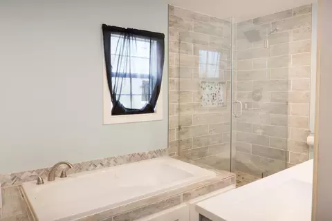 Bath - 201 Thomas Blvd, Plainview, TX 79072 photo 2 of 3