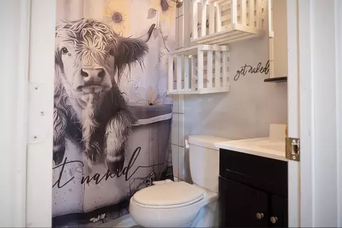 Bath - 201 Thomas Blvd, Plainview, TX 79072 photo 1 of 3