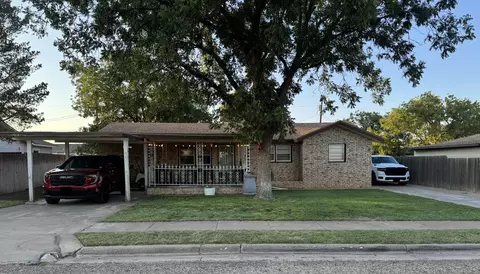 107 2nd St, Plains, TX 79355
