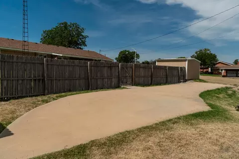 Exterior - 325 Apache Trl, Tulia, TX 79088 photo 1 of 10