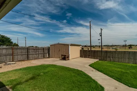 Exterior - 325 Apache Trl, Tulia, TX 79088 photo 5 of 10