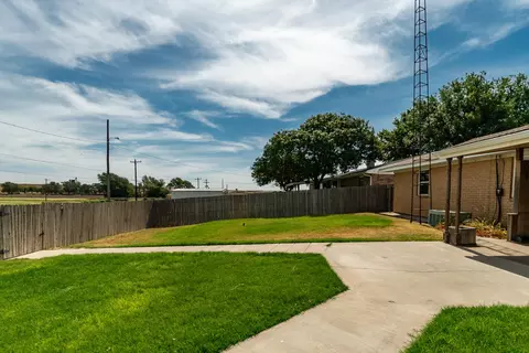 Exterior - 325 Apache Trl, Tulia, TX 79088 photo 6 of 10