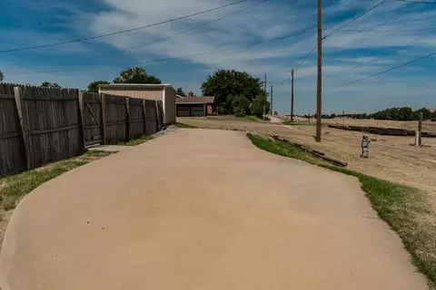 Exterior - 325 Apache Trl, Tulia, TX 79088 photo 9 of 10