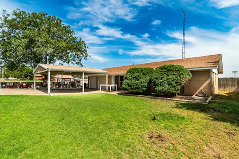 Exterior - 325 Apache Trl, Tulia, TX 79088 photo 3 of 10