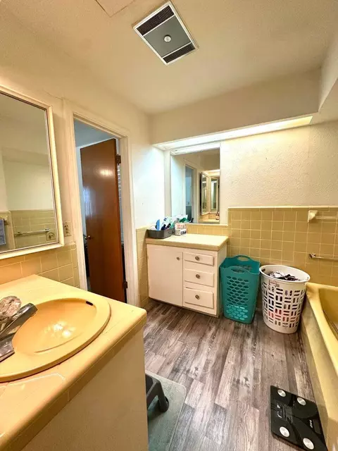 Bath - 1500 W 9th St, Plainview, TX 79072 photo 2 of 3