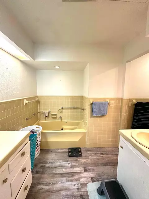 Bath - 1500 W 9th St, Plainview, TX 79072 photo 1 of 3