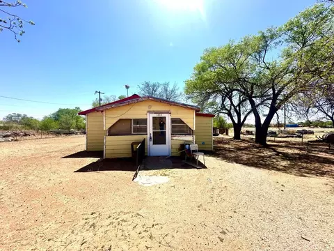 1313 S 3rd St, Tahoka, TX 79373