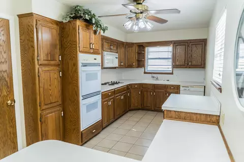 Kitchen - 1408 Ennis St, Plainview, TX 79072 photo 3 of 8