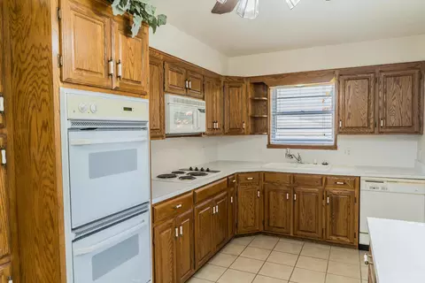 Kitchen - 1408 Ennis St, Plainview, TX 79072 photo 4 of 8